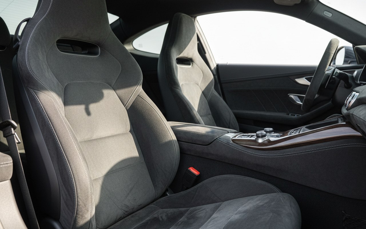 Intérieur de voiture de luxe avec sièges en tissu Alcantara, mettant en avant la texture et le confort.